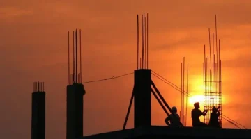 pracovníci na stavbe pri západe slnka